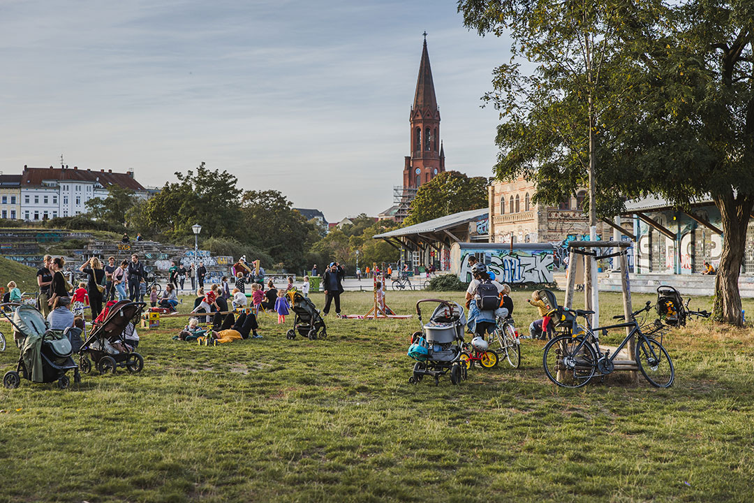 Menschen sitzen im Görlitzer Park zusammen