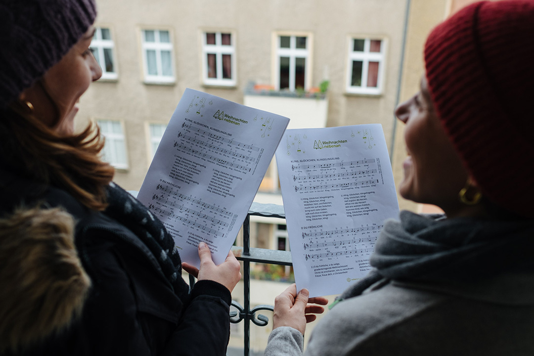 Nachbar:innen singen gemeinsam Weihnachtslieder