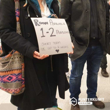 Menschen holen Flüchtlinge aus der Ukraine am Berliner Hauptbahnhof ab und bieten ihnen eine Unterkunft an (Bild: unterkunft-ukraine.de)
