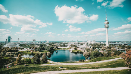 Olympiapark in München bei Sonnenschein und blauem Himmel