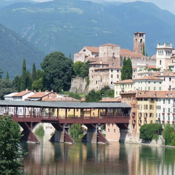 Brücke Degli Alpini in Bassano mit Blick auf die Altstadt und die Voralpen